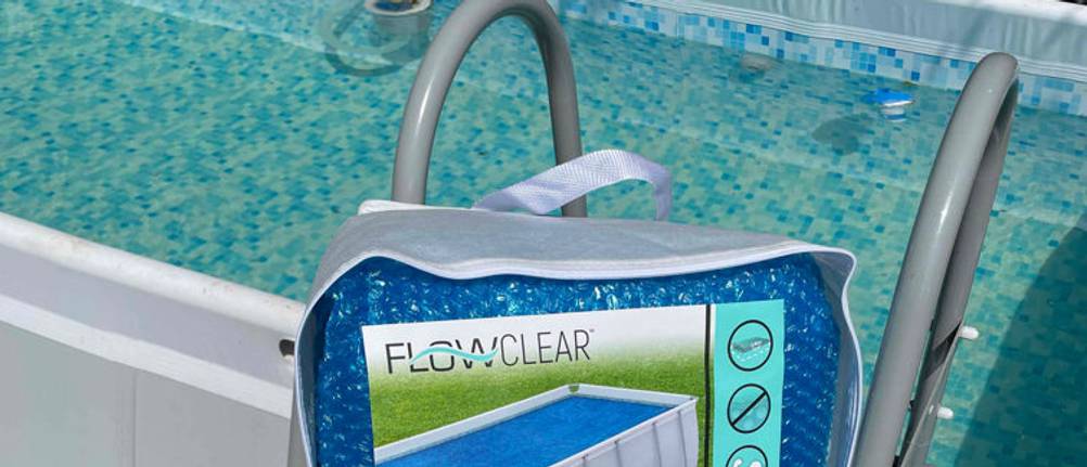 Eine Poolplane eingepackt vor einem Swimmingpool.