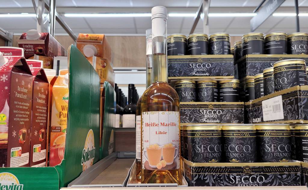 Getesteter Marillenlikör steht in einem Regal.