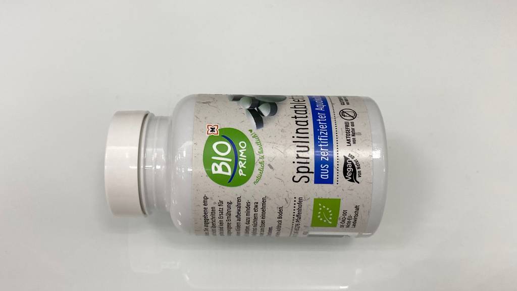 Spirulina-Tabletten im Test: Dose liegt auf heller Oberfläche