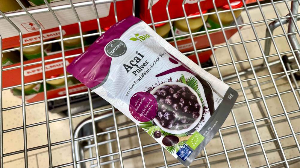 Acai-Pulver-Test: Eine Packung Acai-Pulver liegt in einem Einkaufswagen.