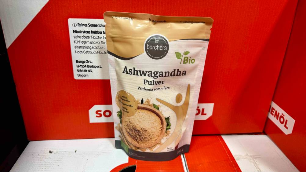 Das getestete Ashwagandha-Pulver in Bio-Qualität steht vor einem Karton.