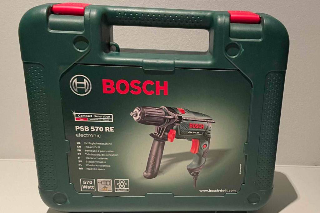 Bosch-Schlagbohrmaschine im Test: Kofferverpackung einer Bohrmaschine vor hellem Hintergrund