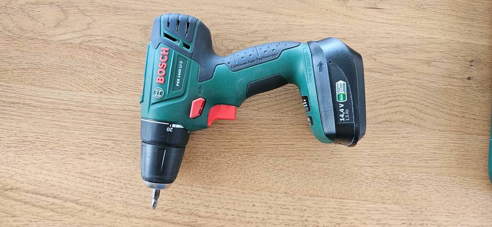 Bosch-Akkuschrauber getestet: ein Bosch-Akkuschrauber im liegenden Zustand und einem Bit-Aufsatz eingesteckt.