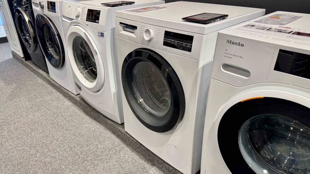 Die getestete 8 kg Bosch-Waschmaschine steht neben anderen Modellen in einem Geschäft.