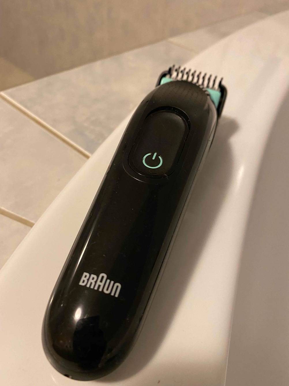 Baun-Rasierer im Test: ein Baun-Rasierer in Schwarz mit einem Aufsatz darauf.