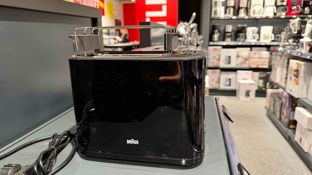 Der schwarze Braun-Toaster, der getestet wurde von vorn ersichtlich.