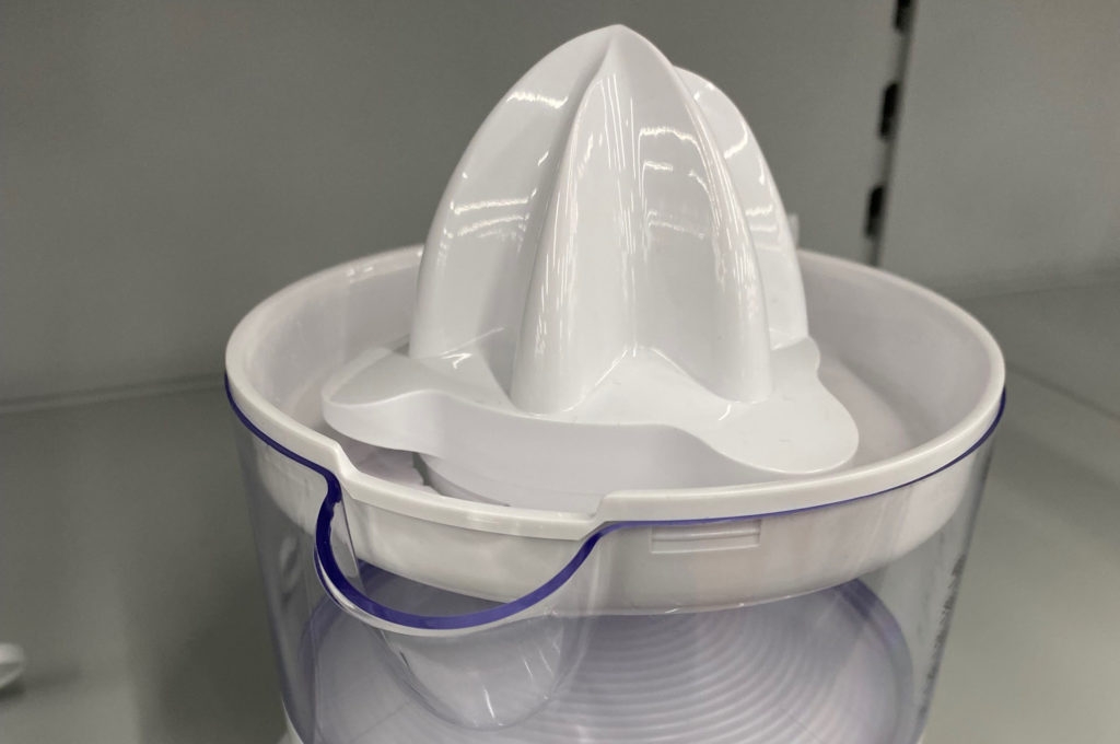 Eine getestete Saftpresse von schräg oben in einem Regal stehend.