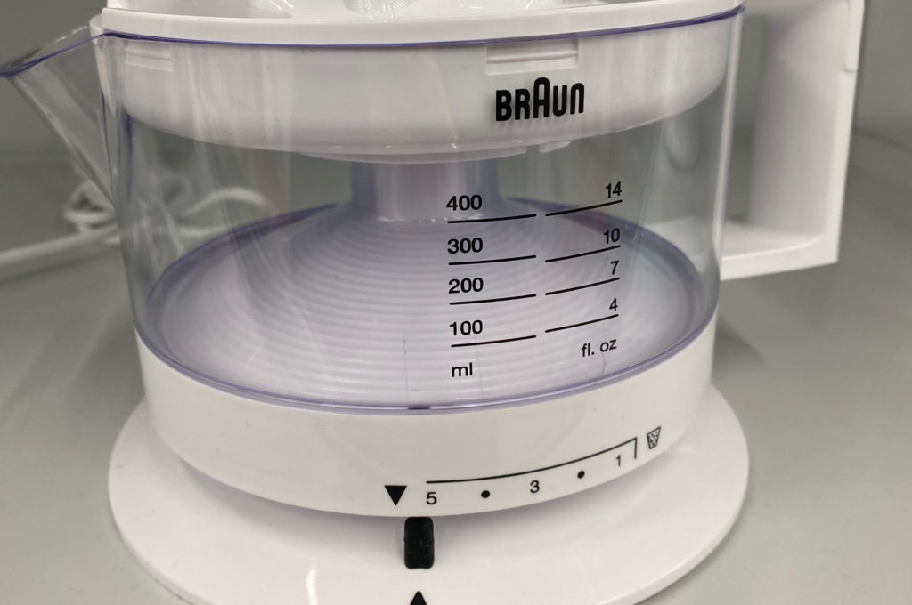 Saftpresse getestet: Eine Presse von der Seite mit Skalen in einem Regal stehend.