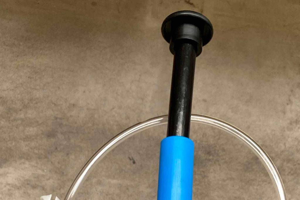 Getestete Ölabsaugpumpe wird mit der Hand gehalten