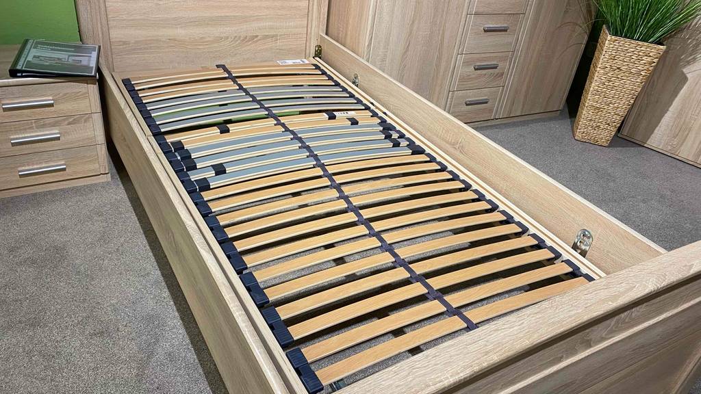 Ein getesteter Lattenrost 100 x 200 cm liegt in einem Bettgestell.