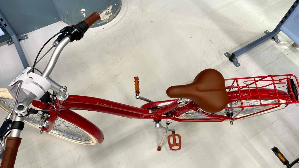 Ein getestetes Kinderfahrrad 24 Zoll von oben auf einer hellen Oberfläche.