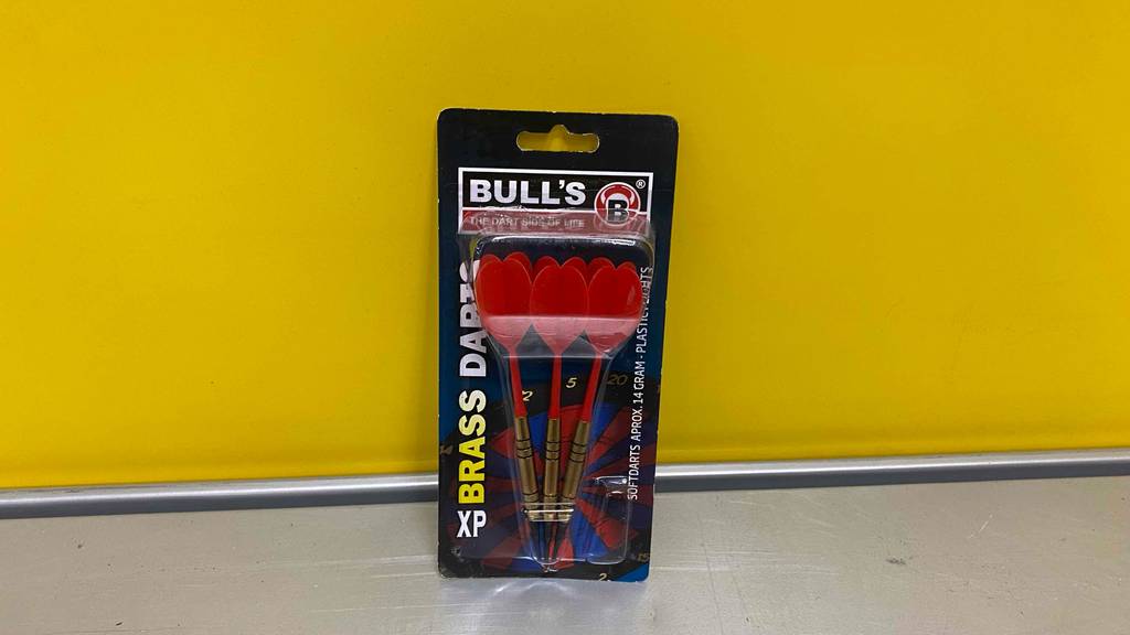 Vor einer gelben Wand steht eine Packung der getesteten Softdarts.