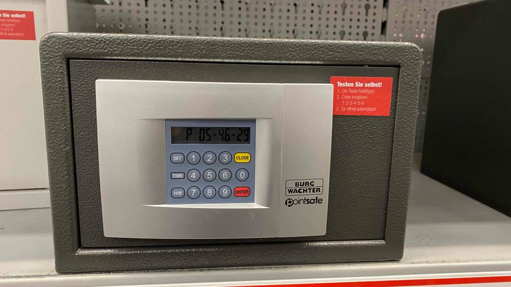 Burg-Wächter-Tresor im Test: Tresor mit elektrischem Zahlencode in einem Regal stehend.