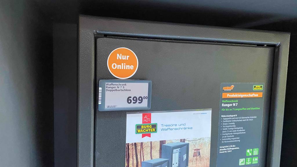 Das Preisschild eines getesteten Waffenschranks im Fokus.
