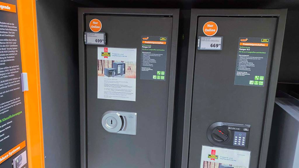 Frontaufnahme von zwei grauen Waffenschränken.