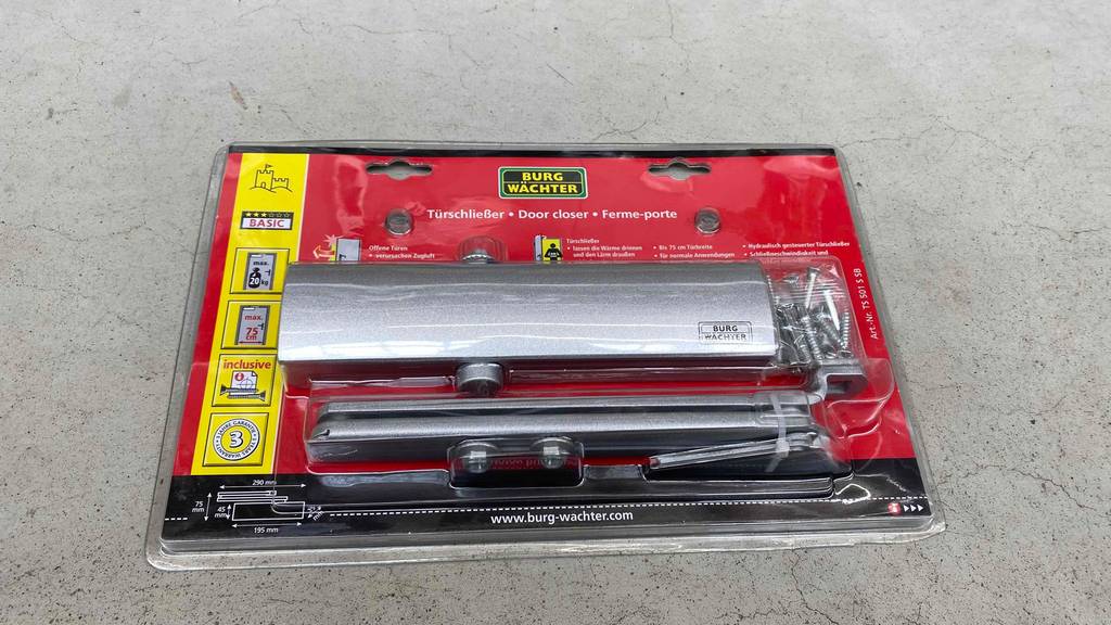 Türschließer getestet: liegende Verpackung mit Türschließer darin.
