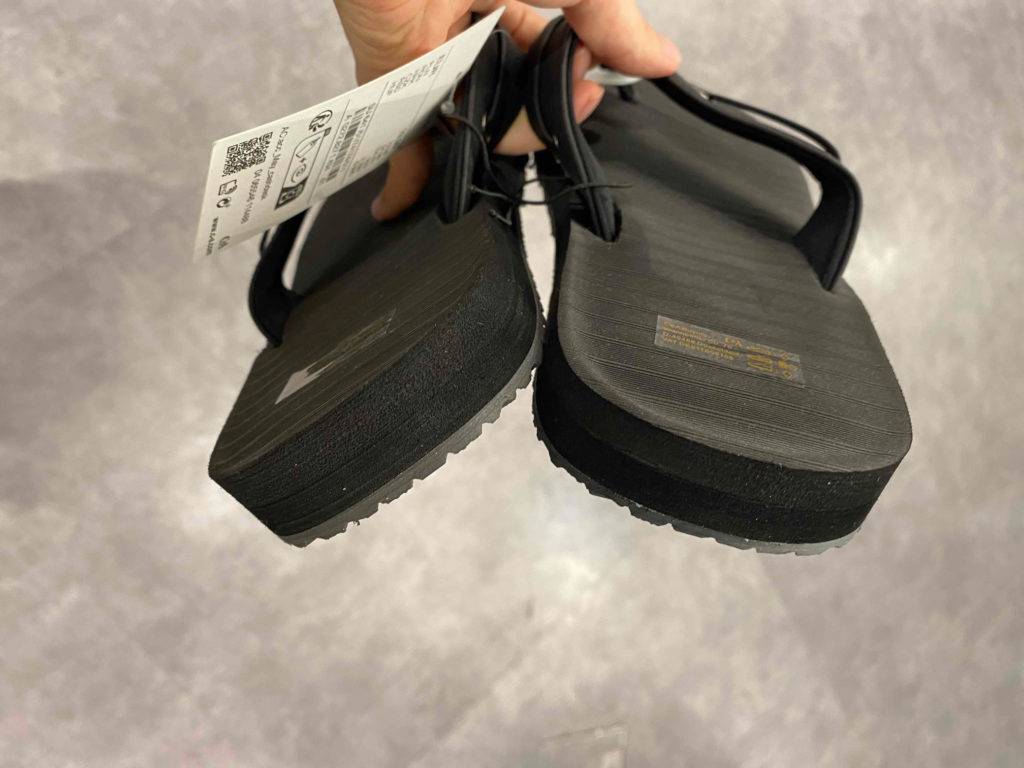 Flip-Flops-Herren im Test: ein Paar Flip-Flops mit Blick auf die Absätze.
