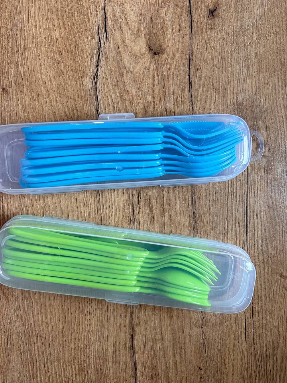 Camping-Besteck-Test: zwei Camping-Besteck-Sets in einem Plastikbehälter.