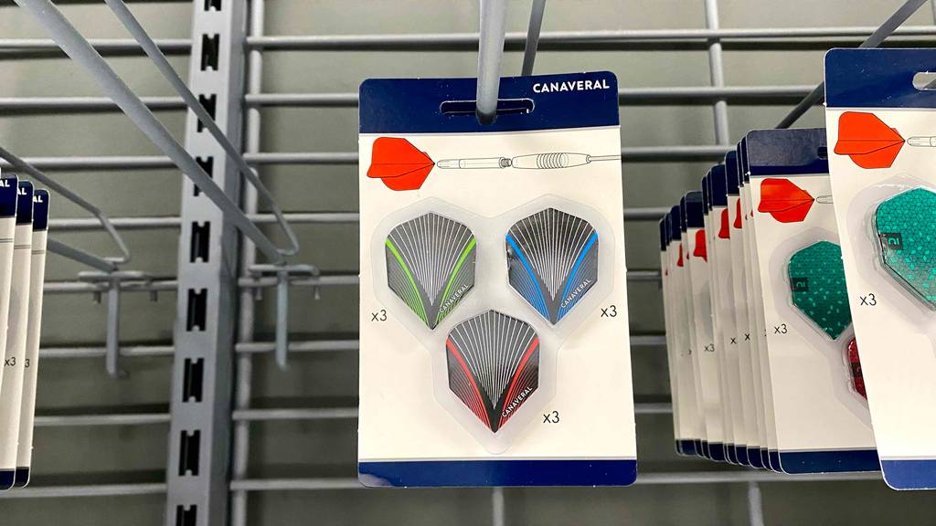 Dart-Flights-Test: eine Packung Dart-Flights in einem Regal ersichtlich.