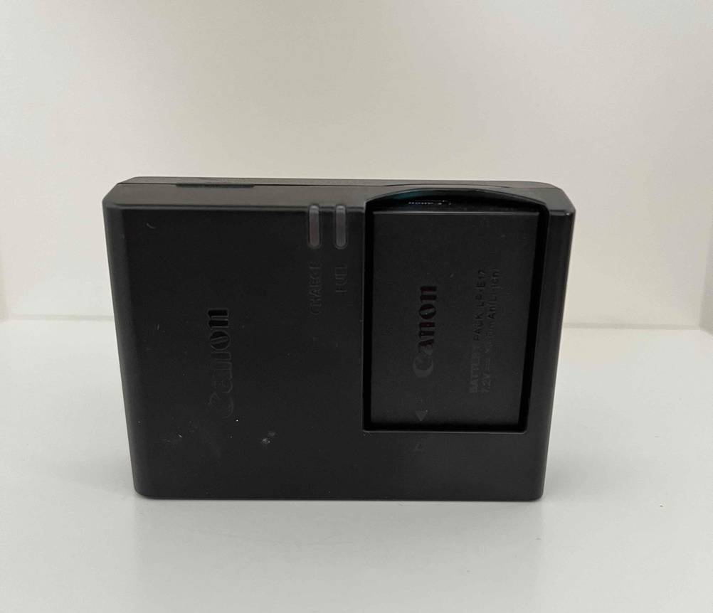  Akku-Ladegerät im Test: ein Akku-Ladegerät ohne Kabel stehend vor einem weißen Hintergrund.