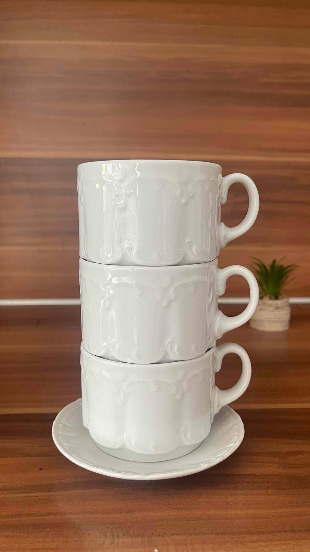 Drei getestete Cappuccino-Tassen sind ineinander gestapelt.