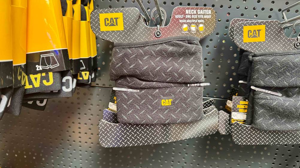 Ein getesteter Schlauchschal hängt in einem Regal.