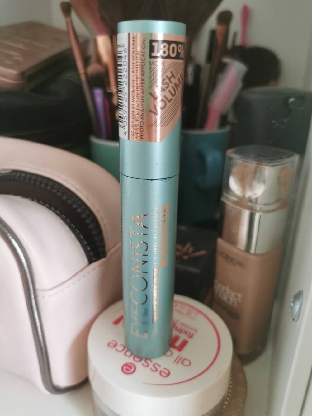 Wasserfeste Mascara getestet: Eine Tube steht auf einer Dose in einem Regal mit anderen Produkten