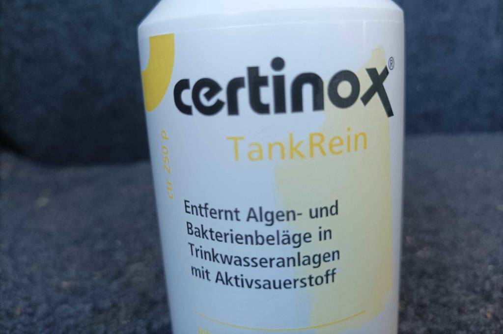Frischwassertank-Reiniger getestet: Nahaufnahme auf das Label.