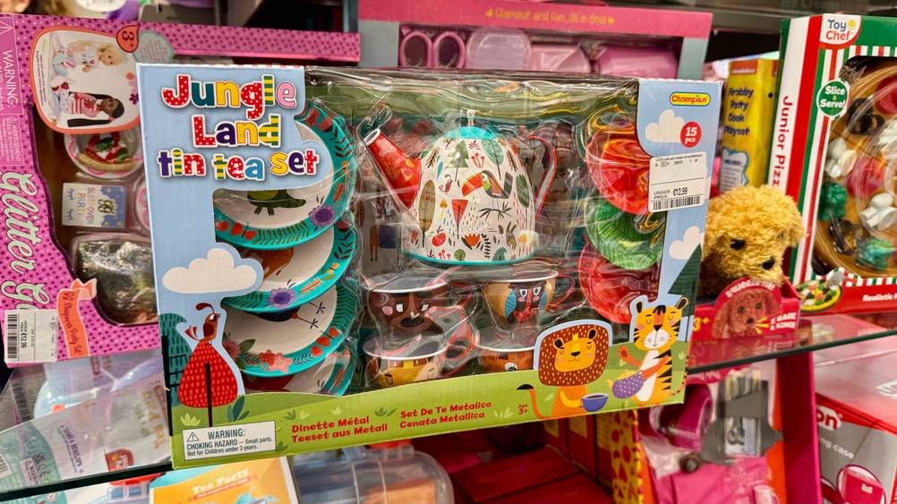 Puppengeschirr-Test: Ein mehrteiliges Set mit buntem Puppengeschirr steht in einem Regal.