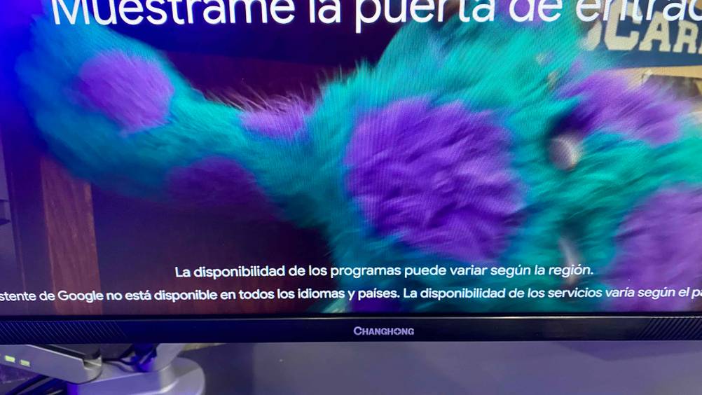 Gaming-Monitor 27 Zoll getestet: Nahaufnahme des Logos am unteren Rand des Monitors.