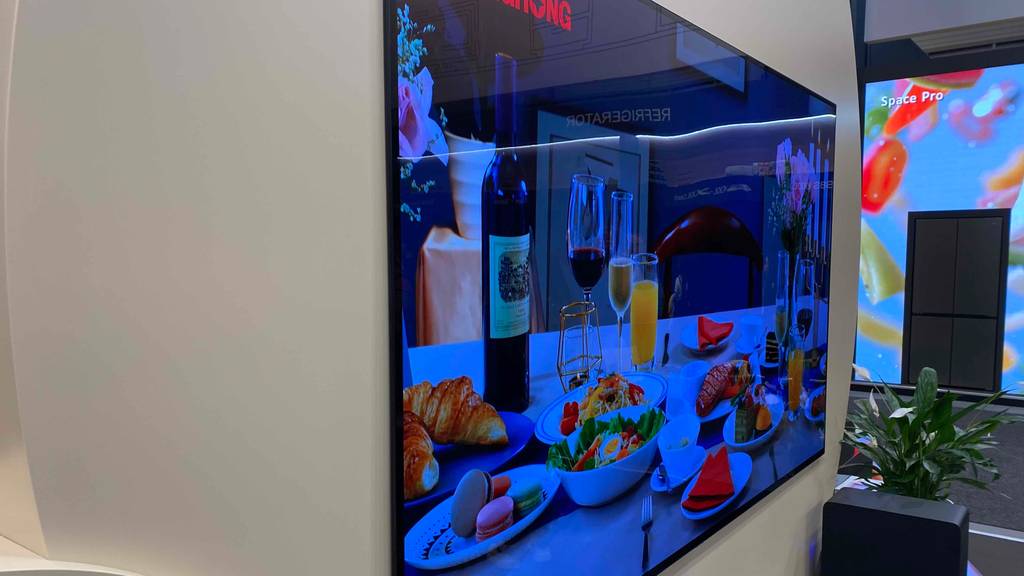 OLED-TV im Test: Fernseher hängt an einer weißen Wand