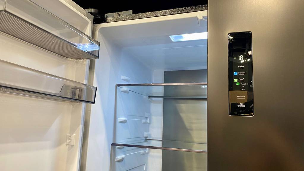 Kühlschrank-Test: zweitüriger Kühlschrank mit digitalem Bedienfeld.