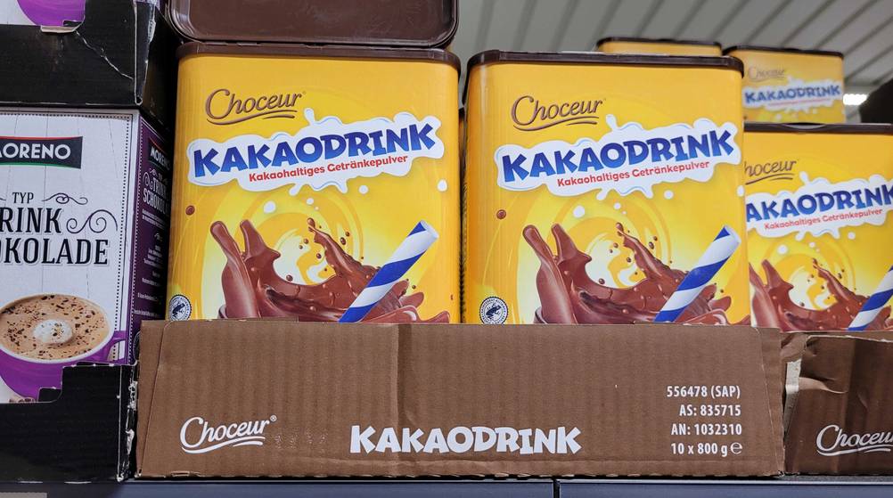 Mehrere Packungen des Instant-Kakaos im Test in einem Verkaufsregal.