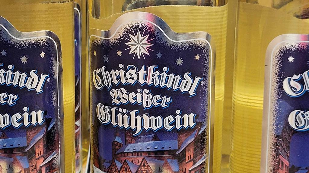 Nahaufnahme des vorderen Etiketts des getesteten weißen Glühweins.
