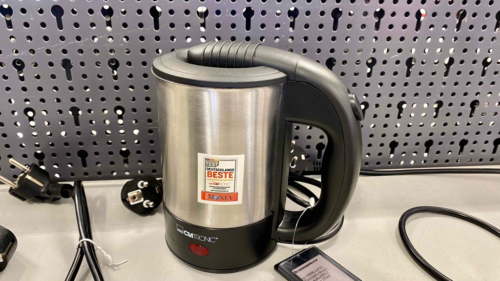 Reisewasserkocher-Test: Ein Gerät von der Seite mit Stromstecker auf einer hellen Fläche.