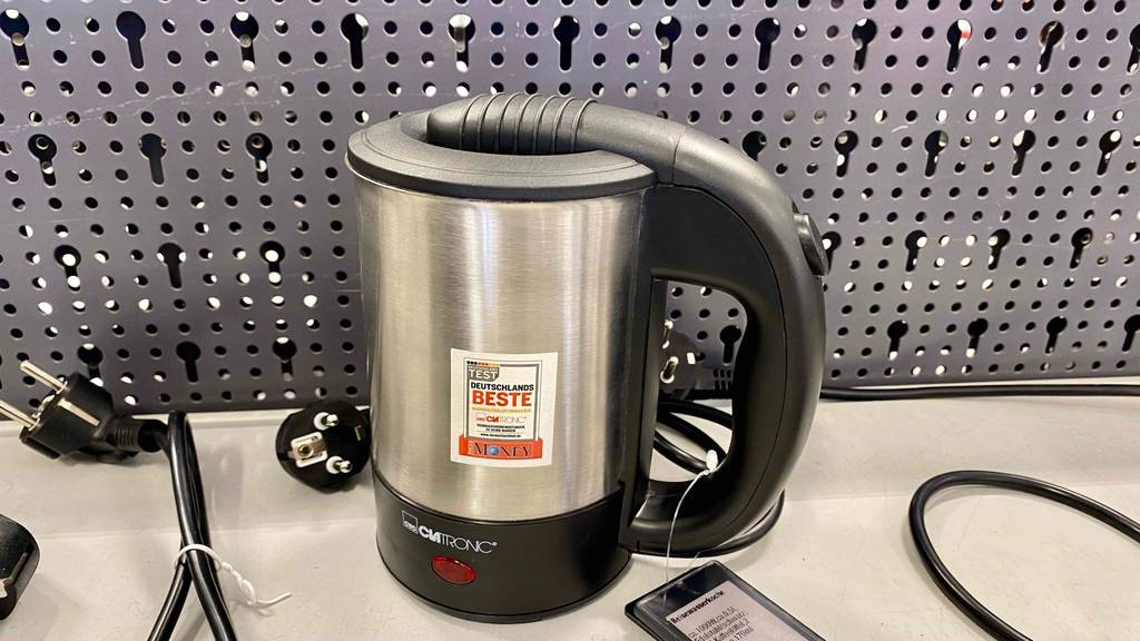 Reisewasserkocher-Test: Ein Gerät von der Seite mit Stromstecker auf einer hellen Fläche.
