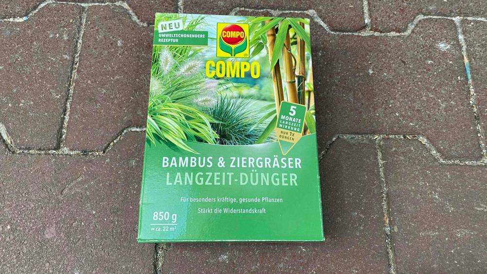 Bambusdünger im Test: Eine Packung liegt auf einem Pflasterboden