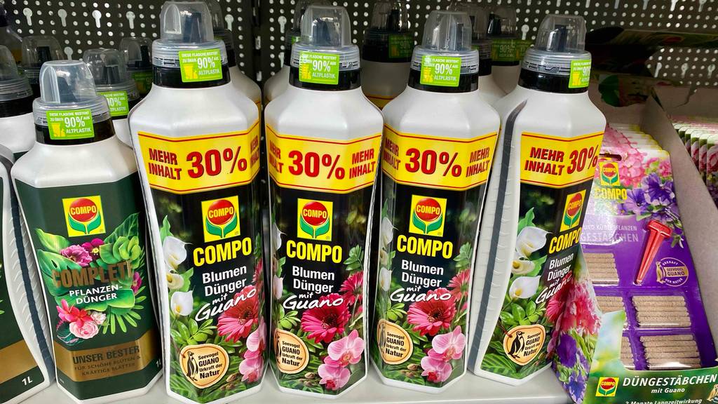 Guano-Dünger im Test: mehrere Flaschen Guano-Dünger stehen in einem Regal.