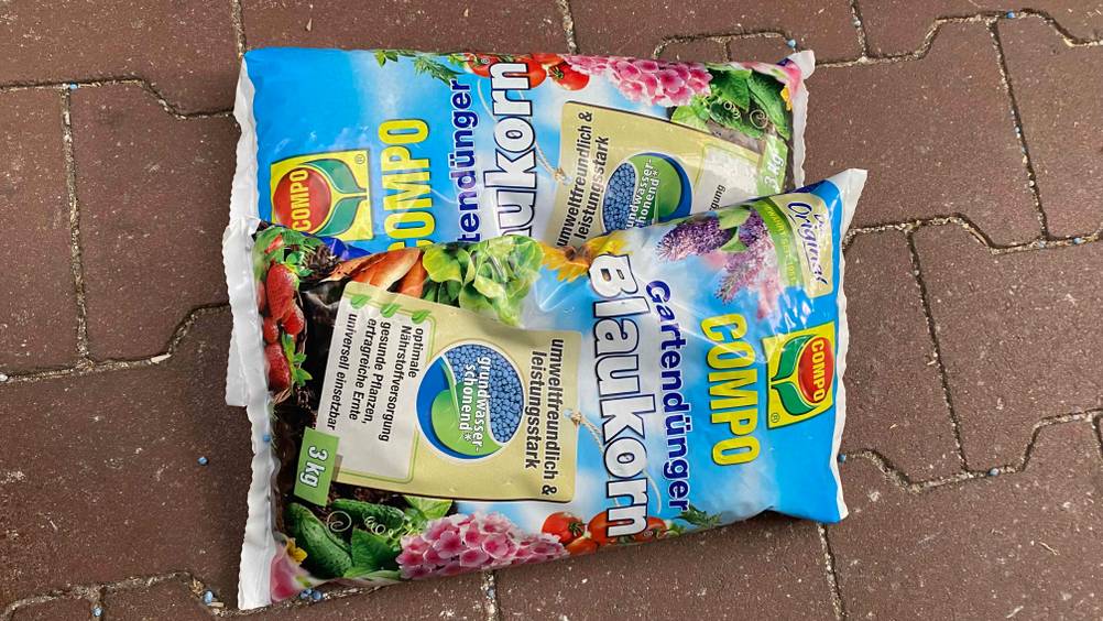 Blaudünger im Test: Zwei Säcke Blaudünger liegen nebeneinander