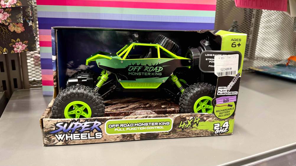 Monstertruck-Test: Ein grüner Monstertruck ab sechs Jahren steht in einem Geschäft.