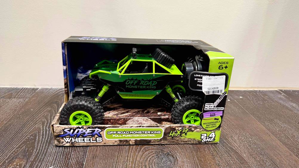 Der getestete Monstertruck steht in der Verpackung vor einer weißen Wand.