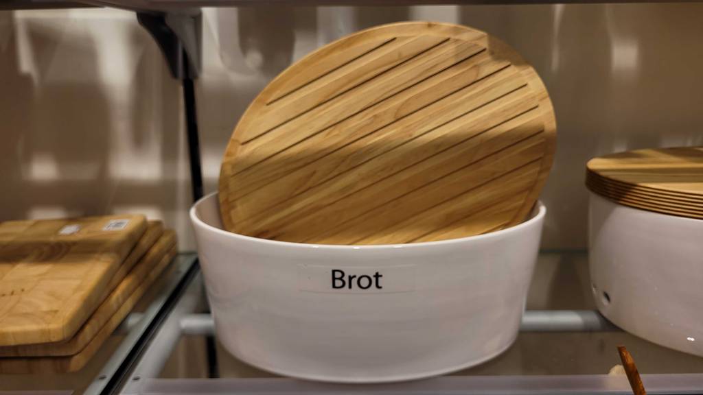 Eine getestete Brotbackform mit Deckel darin.