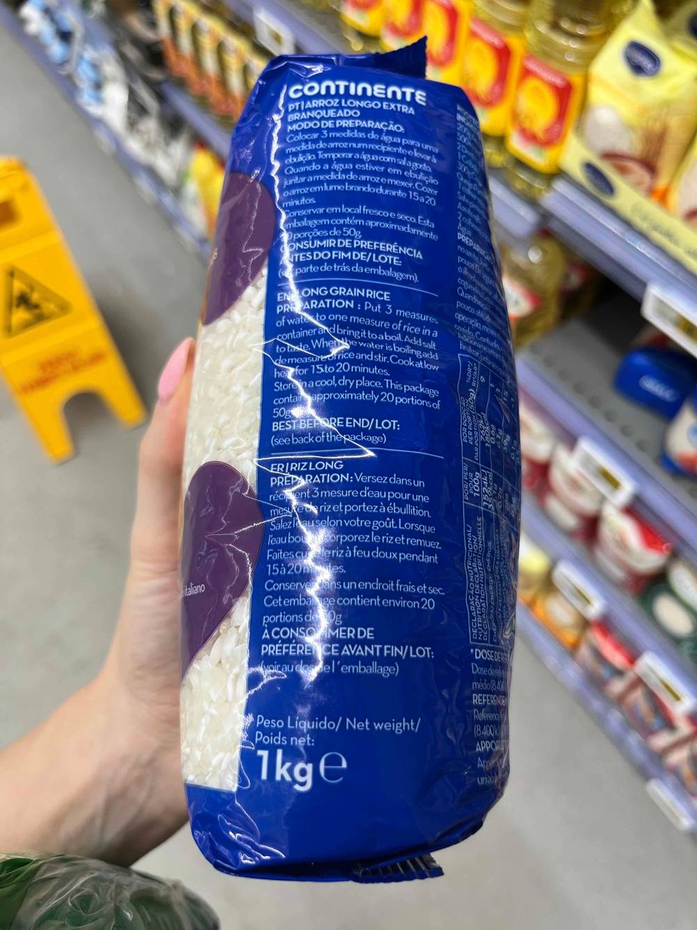 Risotto-Reis getestet: Eine Hand hält eine Packung seitlich vor ein Regal