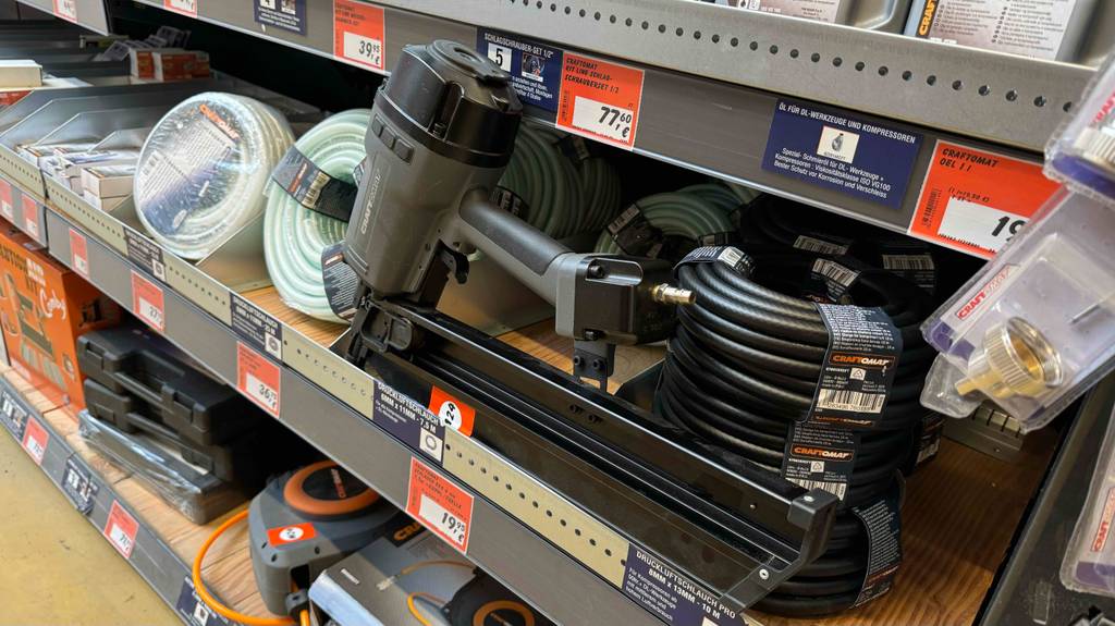 Der getestete 90-mm-Luftdrucknagler liegt in einem Regal, neben anderen Artikeln.