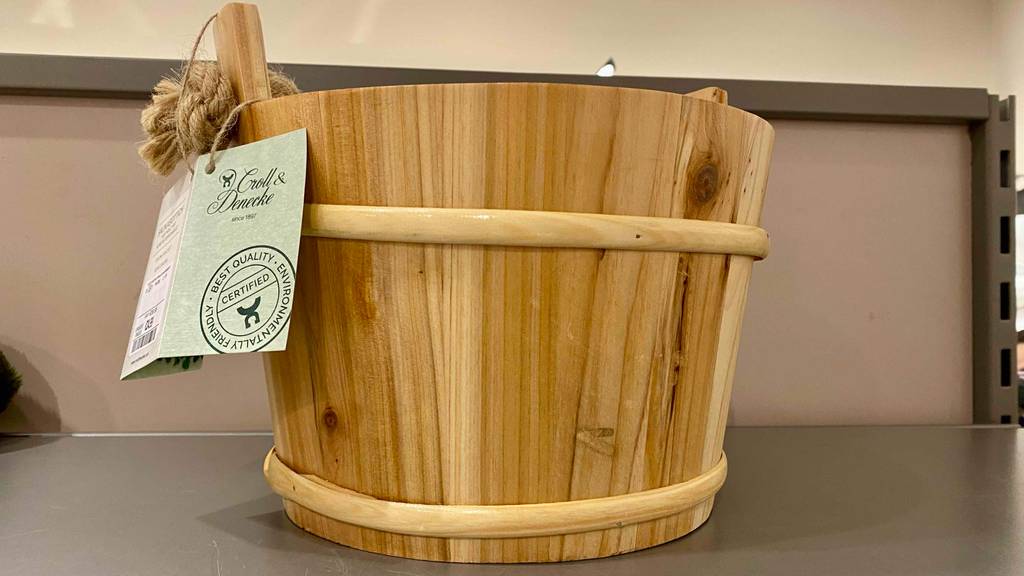 Saunakübel im Test: ein Saunakübel aus Holz von der Seite ersichtlich.