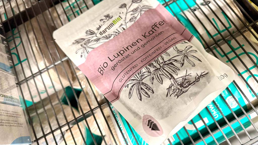 Lupinenkaffee im Test: Eine liegende Packung des Kaffees befindet sich in einem Regal.