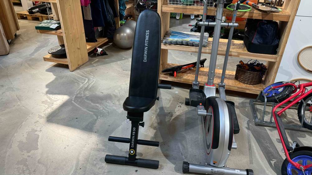 Sit-up-Bank getestet: eine schwarze Sit-up-Bank steht in einem Geschäft.