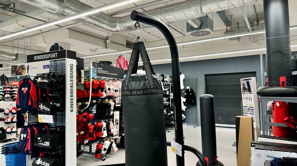 Boxsack-Ständer-Test: Das obere Gestellt mit befestigtem Boxsack darauf im Fokus.
