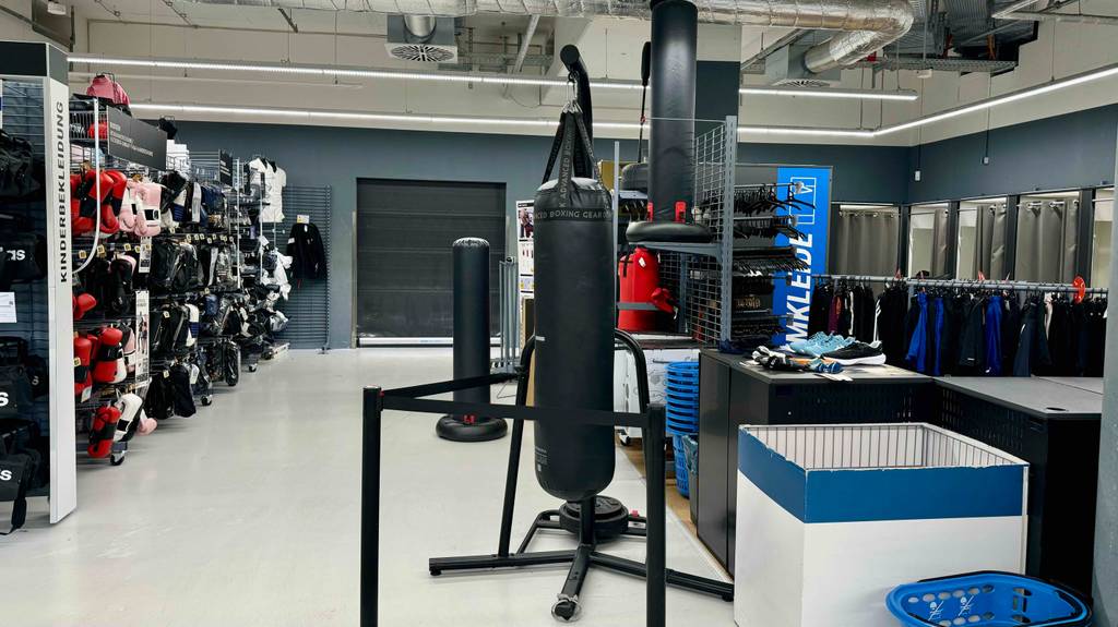 Boxsack-Ständer im Test: der gesamte Boxsack-Ständer mit Boxsack darauf steht in einem Geschäft.