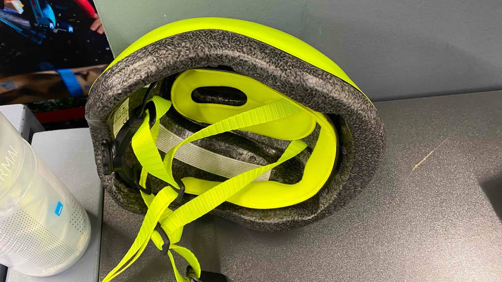 Fahrradhelm-Baby im Test: Innenaufnahme eines Fahrradhelms für Babys.